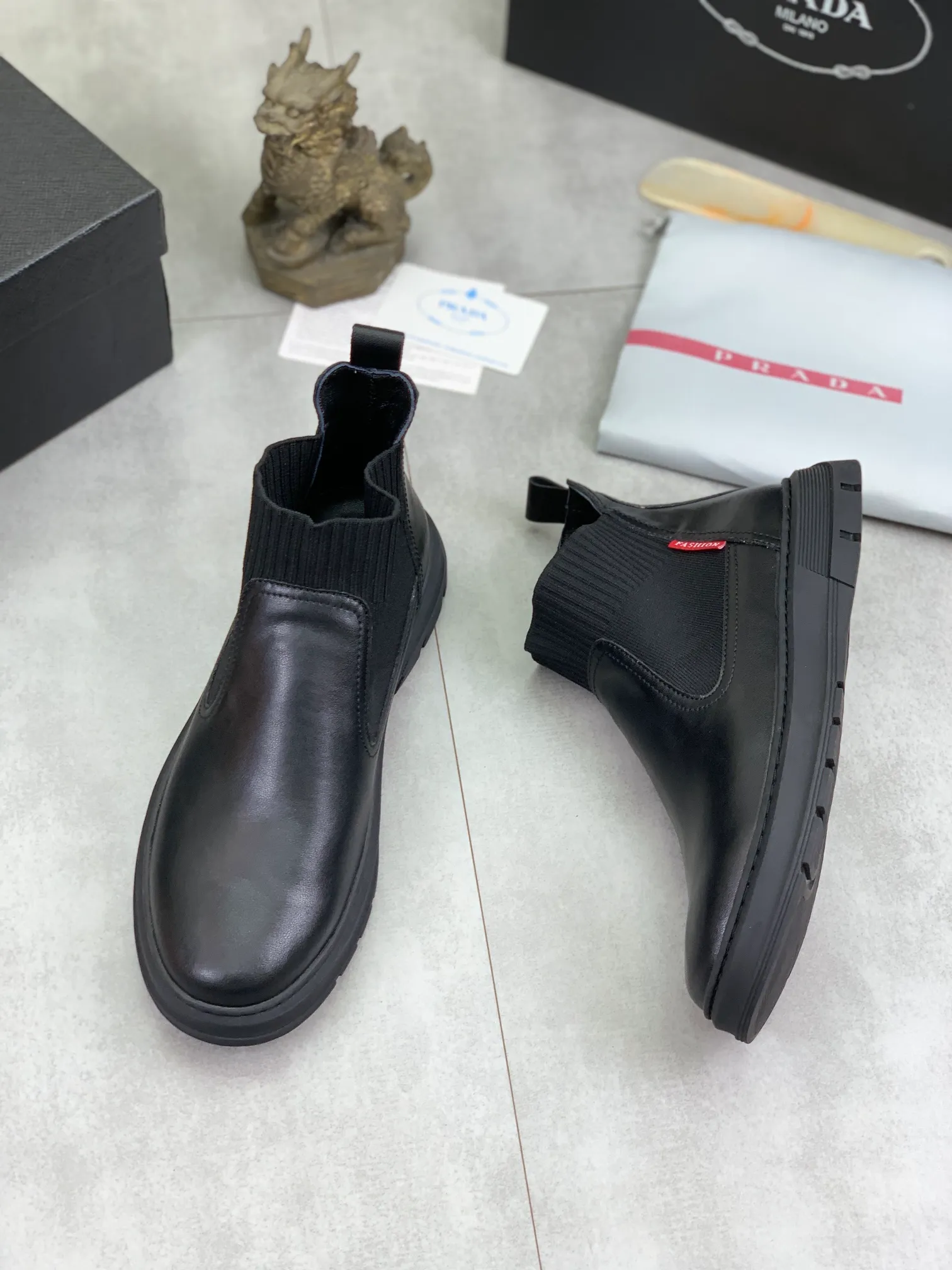 Men's shoes 💰P480 new style, sheepskin and velvet lining, new PRADA (Prada) high tops are on the market, new men's shoes, 😘 fabrics are selected from original imported calfskin. Soft sheepskin lining and warm fleece lining. The original version is awesome! 👍🏿Original open-molded non-slip PU outsole, with exquisite lines, simple and elegant, super comfortable and classy on foot, suitable for leisure travel. Code number:38-44